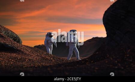 Astronauten auf dem Mars, Reisende erkunden die Landschaft auf dem roten Planeten Stockfoto