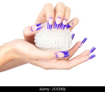 Hände mit blauen französisch falsche Acryl Nägel Maniküre halten perl Weihnachtsball Stockfoto