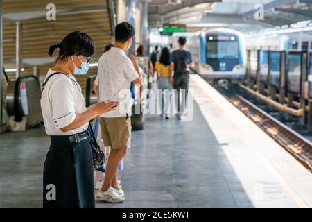 Wuhan China , 29. August 2020 : Frau trägt chirurgische Gesichtsmaske wartet auf die U-Bahn-Zug an einer U-Bahn-Station in Wuhan Hubei China Stockfoto