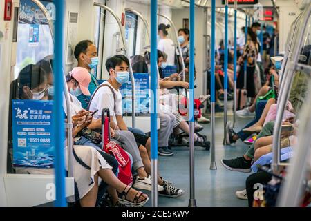 Wuhan China , 29. August 2020 : Chinesen mit chirurgischen Gesichtsmasken in der U-Bahn Wuhan Kutsche in Wuhan Hubei China Stockfoto