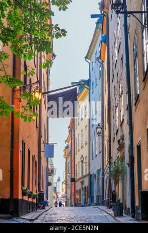 Schwedische malerische Kopfsteinpflasterstraße in der malerischen Altstadt Gamla Stan, Stockholms ältestem Viertel Stockfoto