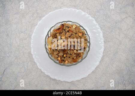 Pnachakajjaya - südindischer Prasadam, der Lord ganesha angeboten wird, hergestellt aus Poha, Jaggery, Ghee, schwarzen Sesamsamen, gerösteten Chana, geriebener Kokosnuss, Cashew Stockfoto