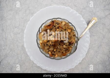 Pnachakajjaya - südindischer Prasadam, der Lord ganesha angeboten wird, hergestellt aus Poha, Jaggery, Ghee, schwarzen Sesamsamen, gerösteten Chana, geriebener Kokosnuss, Cashew Stockfoto