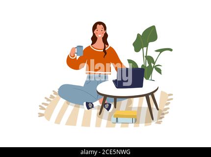 Junge glückliche Frau sitzt auf dem Boden, trinkt Kaffee und arbeitet am Computer. Remote-Arbeit, Online-Bildung, Home Office, Online-Treffen mit Freunden. Flache Cartoon-Vektor-Illustration isoliert auf weißem Hintergrund Stock Vektor