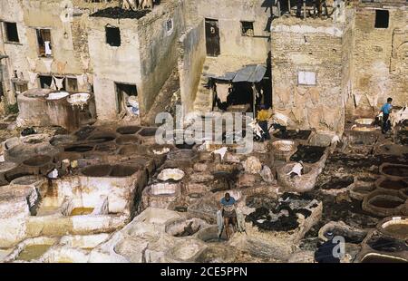 14.11.2010, Fes, Marokko, Afrika - erhöhter Blick auf eine traditionelle Gerberei und Farbstofffabrik in der ummauerten Medina mit ihren historischen Gebäuden. Stockfoto