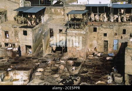 14.11.2010, Fes, Marokko, Afrika - erhöhter Blick auf eine traditionelle Gerberei und Farbstofffabrik in der ummauerten Medina mit ihren historischen Gebäuden. Stockfoto