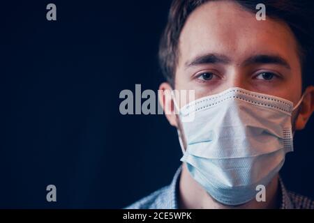 Mann in Maske. Ausbruch Arzt trägt Gesichtsmaske gegen Mann waschen Hände reiben Seife mit Hand Desinfektionsmittel Gel Panorama-Banner. Stockfoto