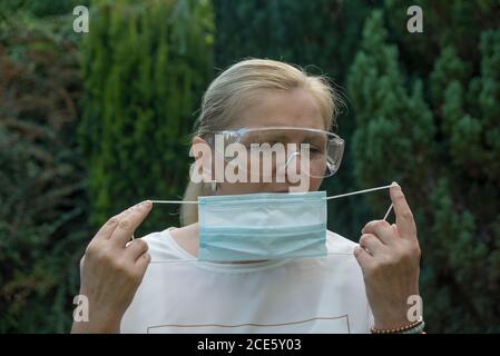 Reife Frau trägt Brille und Gesichtsmaske. Coronavirus-Schutz Stockfoto