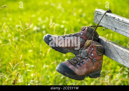 Wanderschuhe nach Tour zu Fuß Stockfoto