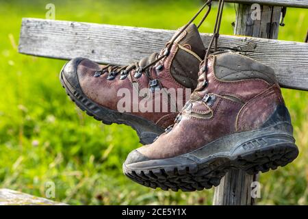 Wanderschuhe nach Tour zu Fuß Stockfoto