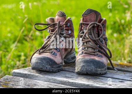 Wanderschuhe nach Tour zu Fuß Stockfoto