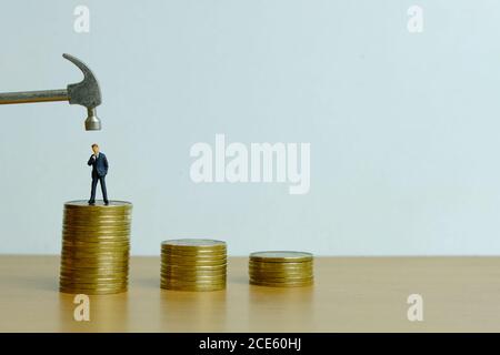 Miniatur Menschen Konzept - Geschäftsmann Stress Denken über Finanzkrise (Spielzeugfotografie ) Stockfoto