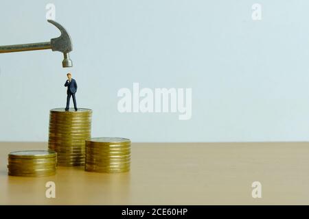 Miniatur Menschen Konzept - Geschäftsmann Stress Denken über Finanzkrise (Spielzeugfotografie ) Stockfoto