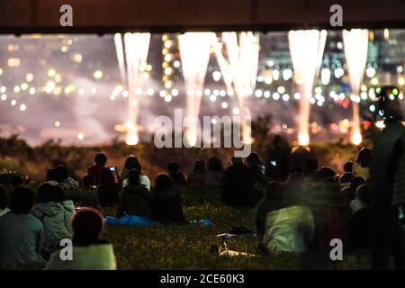 Feuerwerkskörper am Tama River und das Publikum (2018) Stockfoto