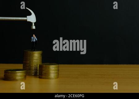 Miniatur Menschen Konzept - Geschäftsmann Stress Denken über Finanzkrise (Spielzeugfotografie ) Stockfoto