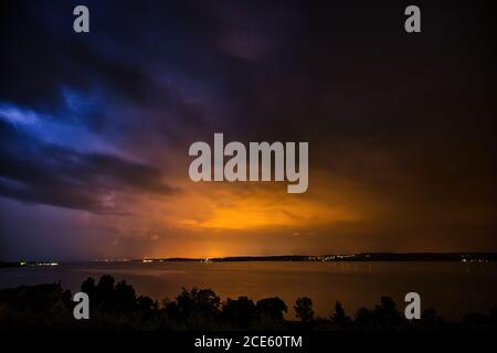Ein Gewitter über dem Bodensee sorgt für ein wunderschönes Schauspiel Stockfoto