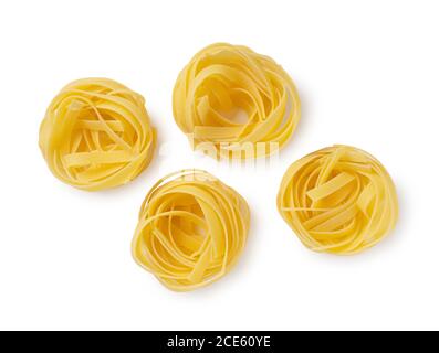 Aus der Vogelperspektive von Tagliatelle auf einem weißen Hintergrund Stockfoto