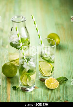 Limonade Getränk auf einem hölzernen Hintergrund Stockfoto