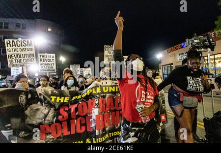 Boston, USA. 30. August 2020, Boston, Massachusetts, USA: Demonstranten marschieren, während sie sich gegen Rassenungleichheit versammeln und eine Woche nach dem mehrfachen Erschießen des Schwarzen Jacob Blake durch die Polizei in Kenosha in Boston Gerechtigkeit fordern. Quelle: Keiko Hiromi/AFLO/Alamy Live News Stockfoto