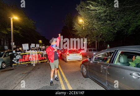 Boston, USA. 30. August 2020, Boston, Massachusetts, USA: Demonstranten marschieren, während sie sich gegen Rassenungleichheit versammeln und eine Woche nach dem mehrfachen Erschießen des Schwarzen Jacob Blake durch die Polizei in Kenosha in Boston Gerechtigkeit fordern. Quelle: Keiko Hiromi/AFLO/Alamy Live News Stockfoto