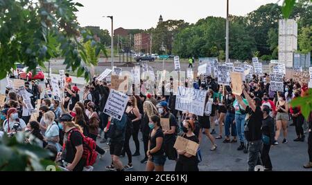 Boston, USA. 30. August 2020, Boston, Massachusetts, USA: Demonstranten marschieren, während sie sich gegen Rassenungleichheit versammeln und eine Woche nach dem mehrfachen Erschießen des Schwarzen Jacob Blake durch die Polizei in Kenosha in Boston Gerechtigkeit fordern. Quelle: Keiko Hiromi/AFLO/Alamy Live News Stockfoto