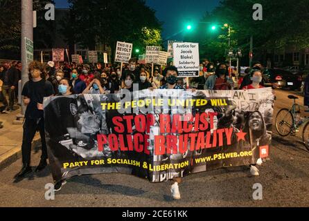 Boston, USA. 30. August 2020, Boston, Massachusetts, USA: Demonstranten marschieren, während sie sich gegen Rassenungleichheit versammeln und eine Woche nach dem mehrfachen Erschießen des Schwarzen Jacob Blake durch die Polizei in Kenosha in Boston Gerechtigkeit fordern. Quelle: Keiko Hiromi/AFLO/Alamy Live News Stockfoto