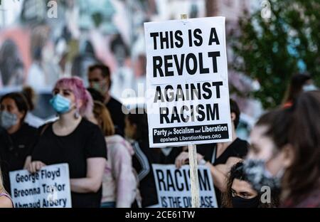 Boston, USA. 30. August 2020, Boston, Massachusetts, USA: Demonstranten demonstrieren gegen Rassenungleichheit und fordern Gerechtigkeit eine Woche, nachdem der Schwarze Jacob Blake mehrmals von der Polizei in Kenosha in Boston erschossen wurde. Quelle: Keiko Hiromi/AFLO/Alamy Live News Stockfoto