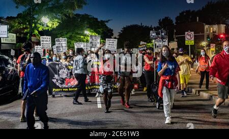 Boston, USA. 30. August 2020, Boston, Massachusetts, USA: Demonstranten marschieren, während sie sich gegen Rassenungleichheit versammeln und eine Woche nach dem mehrfachen Erschießen des Schwarzen Jacob Blake durch die Polizei in Kenosha in Boston Gerechtigkeit fordern. Quelle: Keiko Hiromi/AFLO/Alamy Live News Stockfoto