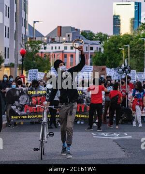 Boston, USA. 30. August 2020, Boston, Massachusetts, USA: Demonstranten marschieren, während sie sich gegen Rassenungleichheit versammeln und eine Woche nach dem mehrfachen Erschießen des Schwarzen Jacob Blake durch die Polizei in Kenosha in Boston Gerechtigkeit fordern. Quelle: Keiko Hiromi/AFLO/Alamy Live News Stockfoto