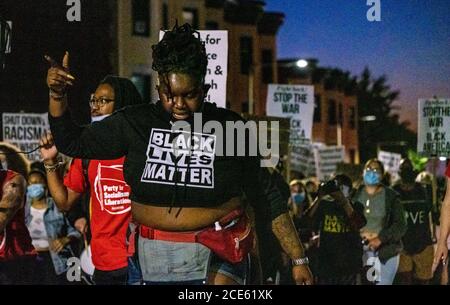 Boston, USA. 30. August 2020, Boston, Massachusetts, USA: Demonstranten marschieren, während sie sich gegen Rassenungleichheit versammeln und eine Woche nach dem mehrfachen Erschießen des Schwarzen Jacob Blake durch die Polizei in Kenosha in Boston Gerechtigkeit fordern. Quelle: Keiko Hiromi/AFLO/Alamy Live News Stockfoto