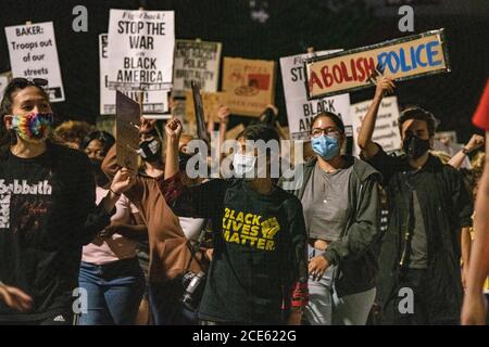 Boston, USA. 30. August 2020, Boston, Massachusetts, USA: Demonstranten marschieren, während sie sich gegen Rassenungleichheit versammeln und eine Woche nach dem mehrfachen Erschießen des Schwarzen Jacob Blake durch die Polizei in Kenosha in Boston Gerechtigkeit fordern. Quelle: Keiko Hiromi/AFLO/Alamy Live News Stockfoto