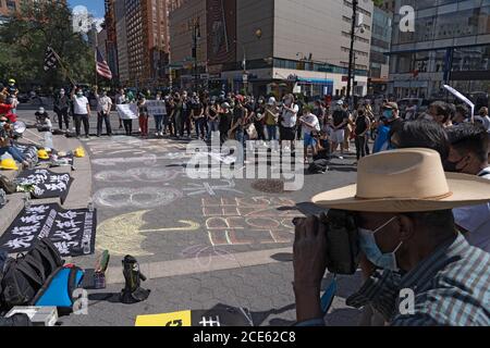 NEW YORK, NY – 30. AUGUST 2020: Prodemokratie in Hongkong Protest am Vorabend des ersten Jahrestages des Prince Edward MTR Station Zwischenfalls. Stockfoto