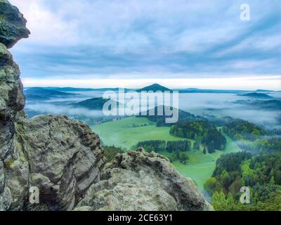 Dramatische Landschaft vor Sonnenaufgang in hügeliger Landschaft. Blick von exponierten Felsen über dem Felsvorsprung Stockfoto