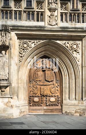 Die großen Westtüren der Abtei von Bath. Bath, England, Somerset, Großbritannien. Diese Tür wurde während der Restaurierung von Lord Chief Justice Sir Henry Montagu gespendet. Stockfoto