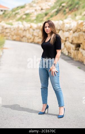 Schöne Frau trägt Jeans stehen auf der Straße Stockfoto