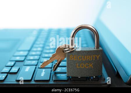 Internet-Computer-Sicherheit und Netzwerkschutz Konzept, Vorhängeschloss und Schlüssel Stockfoto