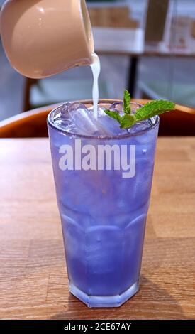 Frischer Limettensaft wird in Eisted Butterfly Pea Flower hinzugefügt Tee Erstellt Farbe Ändern Stockfoto