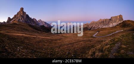 Bergabend Dämmerung friedliches Panorama vom Giau Pass. Stockfoto