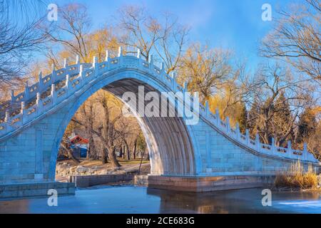 Peking, China - Jan 13 2020: Die Jade Belt Bridge ist eine Fußgängermondbrücke aus dem 18. Jahrhundert auf dem Gelände des Sommerpalastes, berühmt für mich Stockfoto