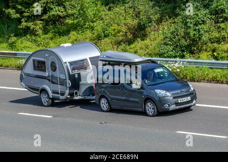 2014 Citroën Berlingo Multispace XTR H Abschleppen Wohnwagen Reisemobile, auf britischen Straßen, Wohnmobil Freizeitfahrzeug, Lifestyle Familienurlaub, Caravanette Urlaub, Touring Caravan Urlaub, MANCHESTER, UK Stockfoto