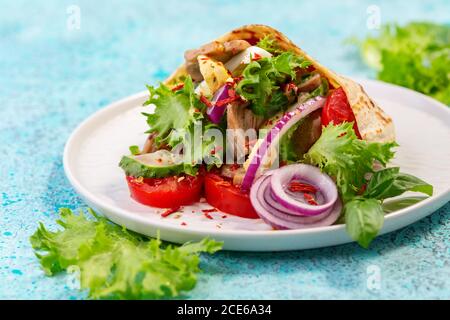 Pita gefüllt mit Salat, Truthahn, Gurken und Tomaten. Stockfoto