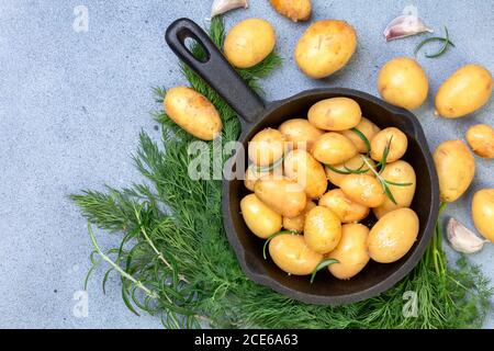 Ganze junge Kartoffeln zum Backen. Stockfoto