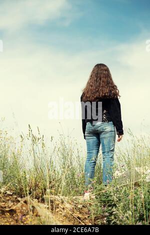 Rückansicht des Teenagers, das im Freien steht Stockfoto