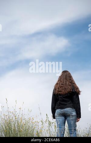 Rückansicht des Teenagers, das im Freien steht Stockfoto