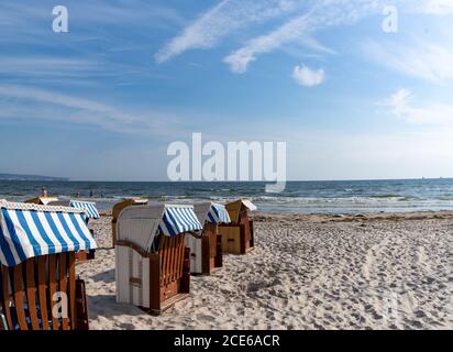 Weiße Strandkörbe am Sandstrand Stockfoto