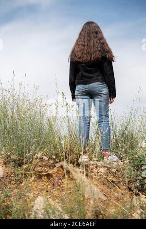 Rückansicht des Teenagers, das im Freien steht Stockfoto