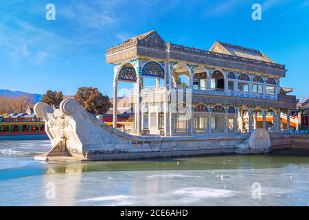 Beijing, China - Jan 13 2020: Marble Boat (AKA Boot of Purity and Ease) ist ein Pavillon am See des Pekinger Sommerpalastes, der erstmals 1755 errichtet wurde Stockfoto