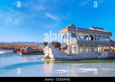 Beijing, China - Jan 13 2020: Marble Boat (AKA Boot of Purity and Ease) ist ein Pavillon am See des Pekinger Sommerpalastes, der erstmals 1755 errichtet wurde Stockfoto