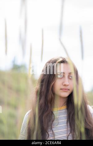 Trauriges Teenager-Mädchen, das von den Otutoren wegschaut Stockfoto