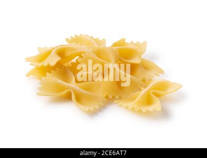 Farfalle platziert auf einem weißen Hintergrund schräg geschossen Stockfoto